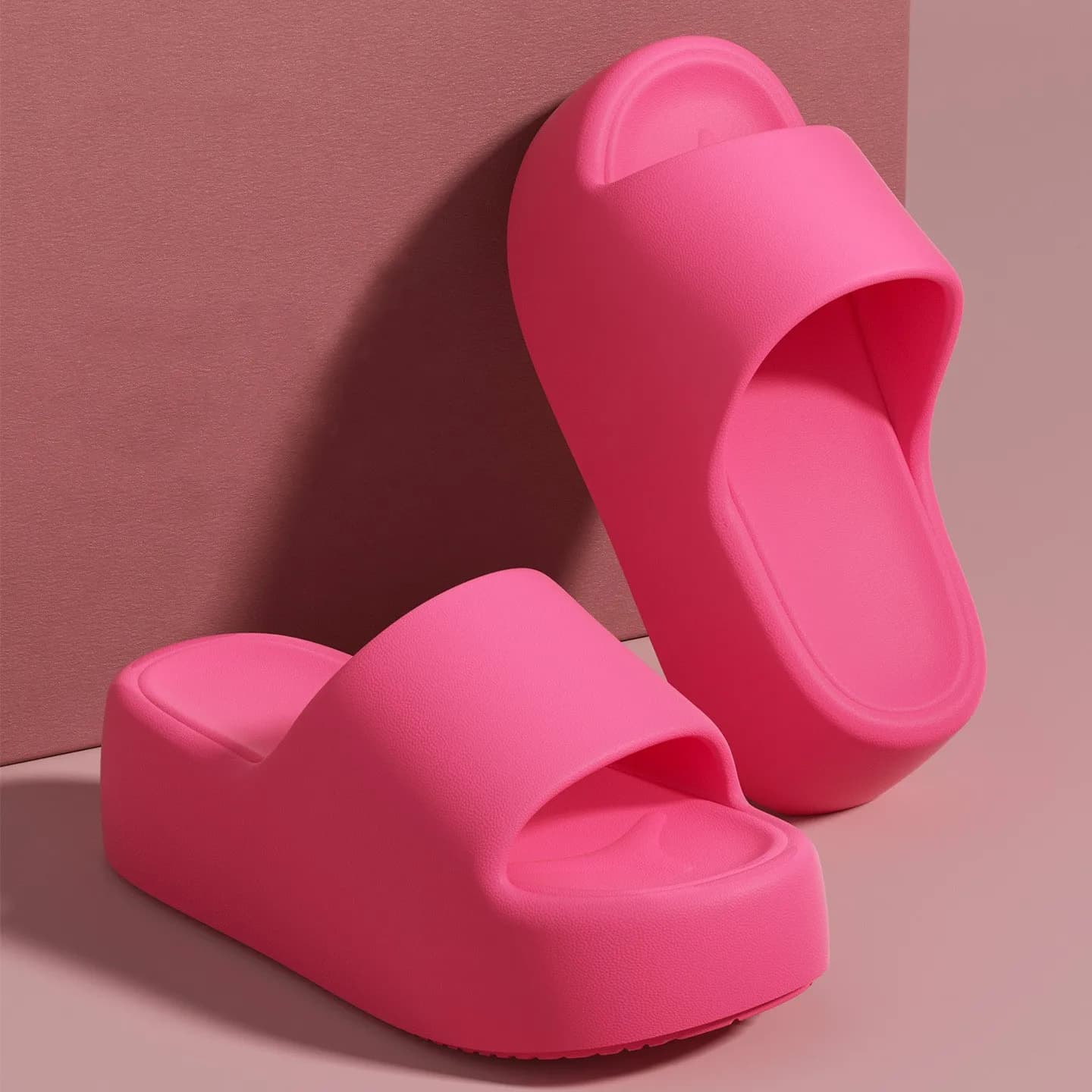Chinelos de plataforma rosa-claro para mulheres, design minimalista, sola antiderrapante.