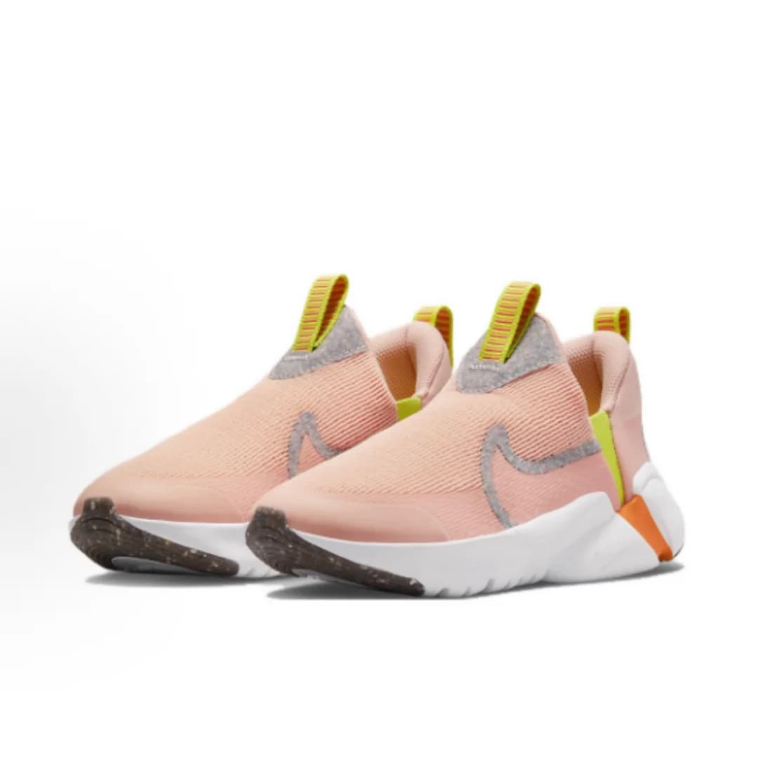 Tênis de corrida feminino Nike rosa pálido com cinza e amarelo, sola preta e branca, cadarço amarelo.