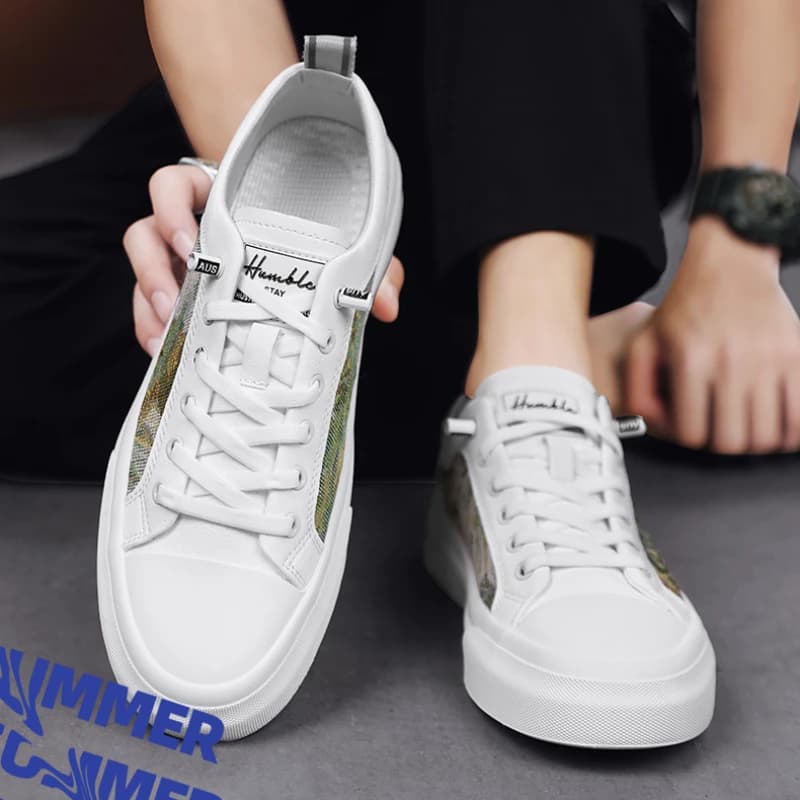 Tênis casual branco com estampa artística e logo 'dry also sade' na lateral