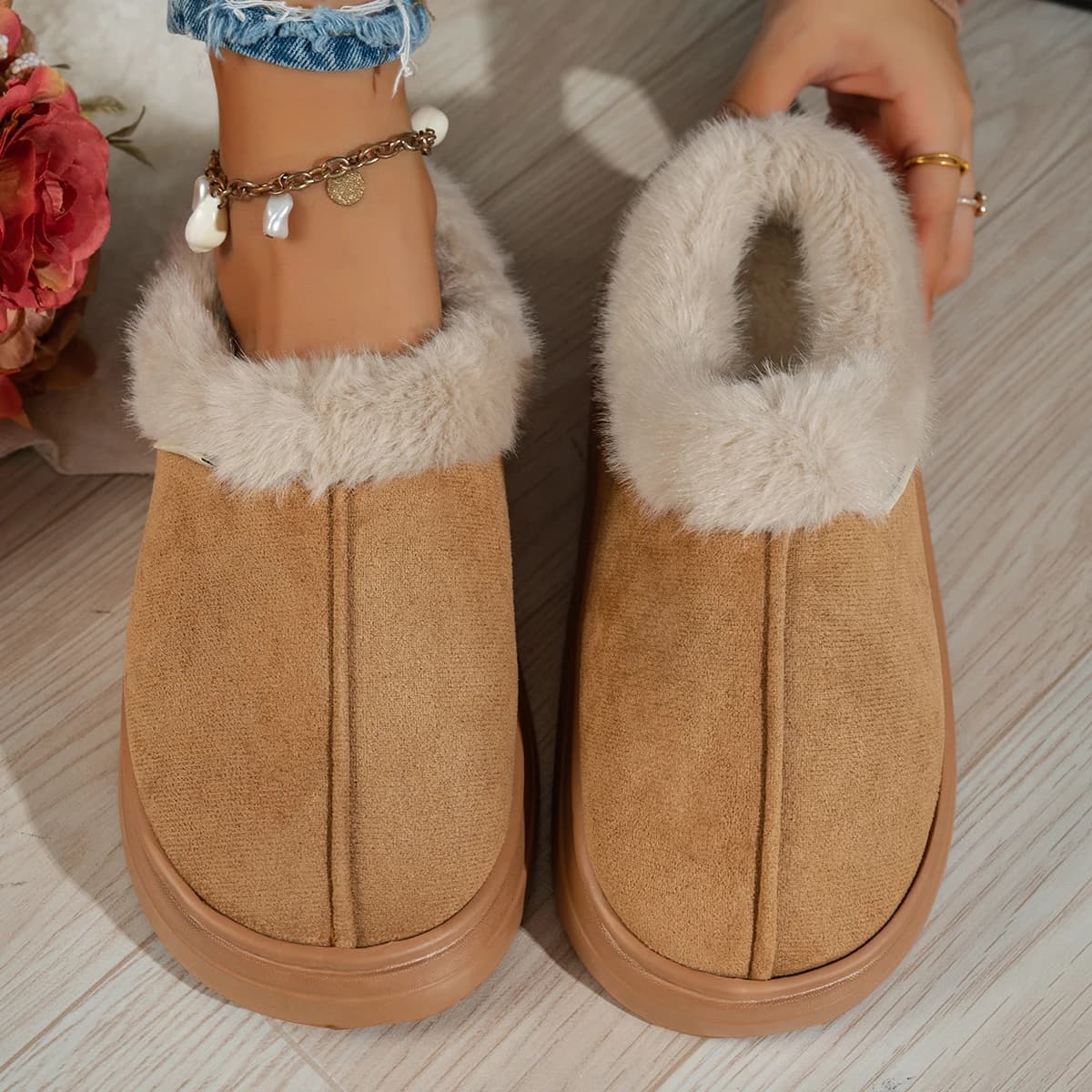 Chinelos femininos de inverno com forro de pelo macio e quente, marrom e branco