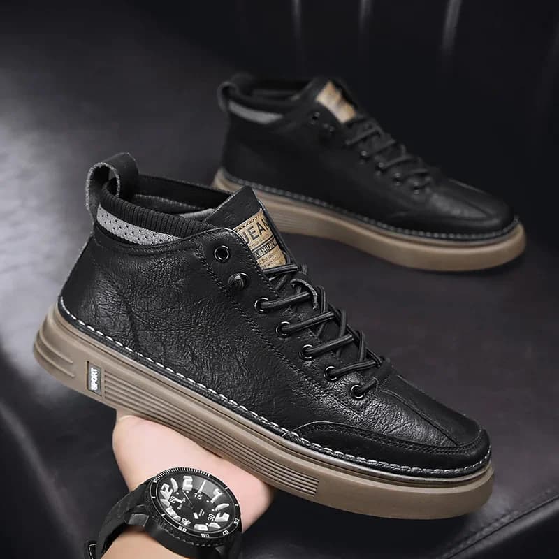 Tênis masculino preto com sola marrom, couro, zíper lateral e cadarços