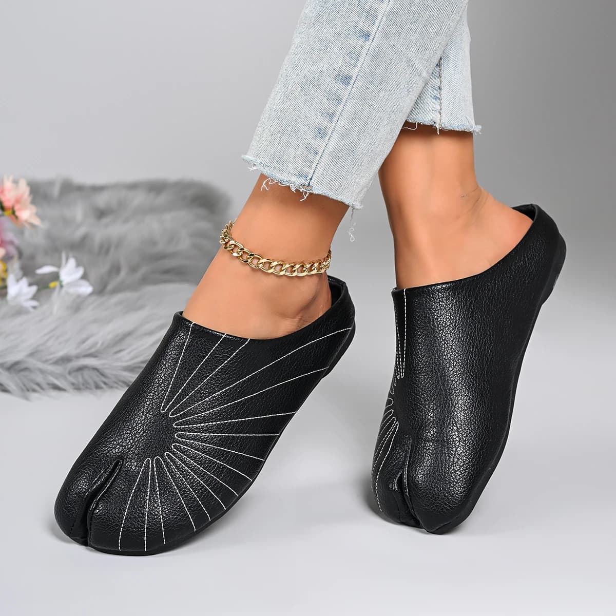 Chinelo Tabi Ninja feminino preto com costura branca decorativa e dedo separado em couro sintético
