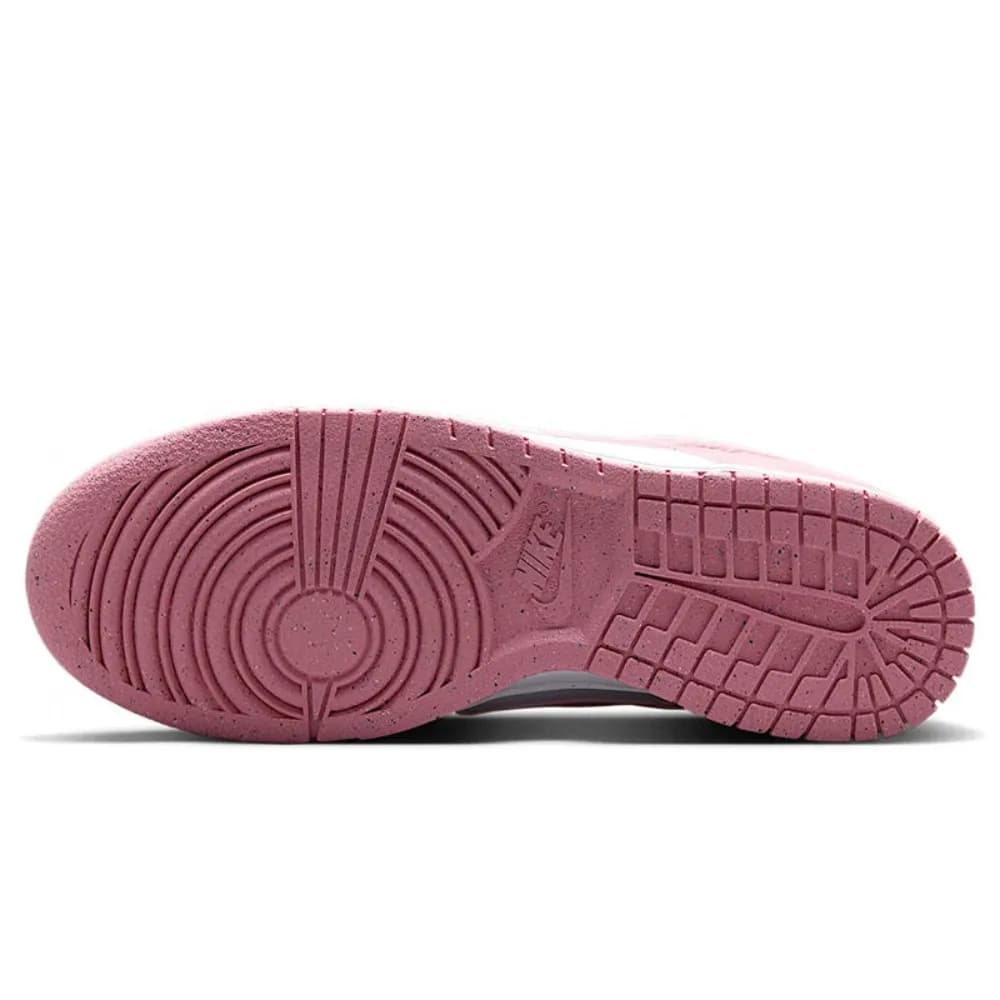 Solado rosa do tênis Nike Dunk Low Retro feminino com detalhes antiderrapantes e logo Nike
