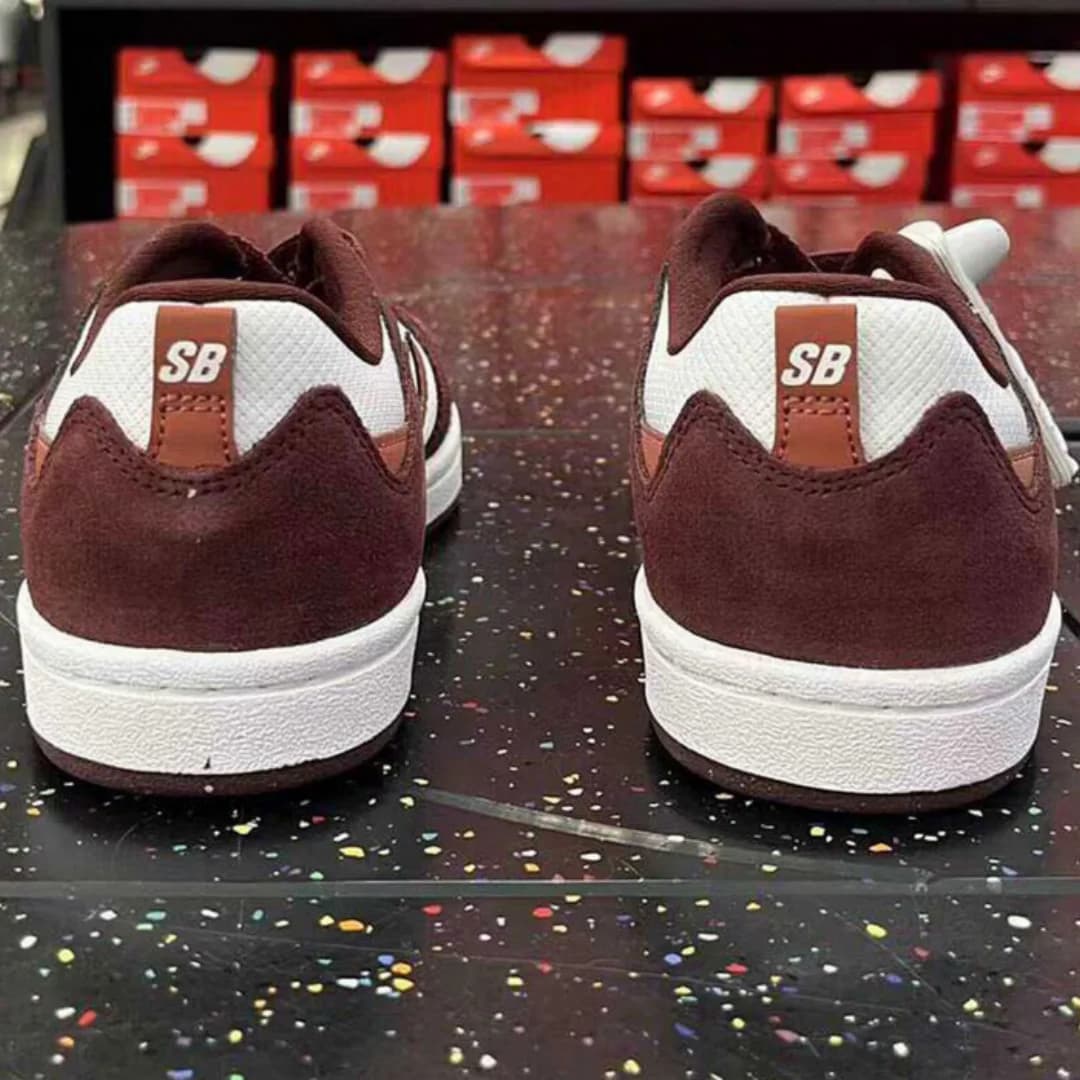 Parte traseira do tênis Nike SB Alleyoop feminino com logo SB em marrom e branco
