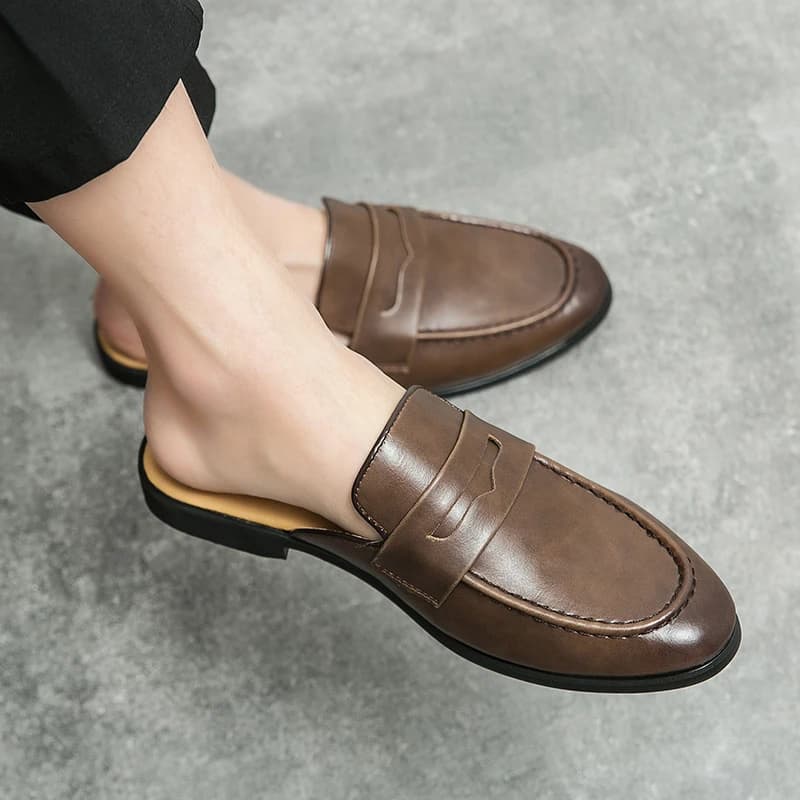 Mule masculina preto com sola amarela e tira de couro com fivela
