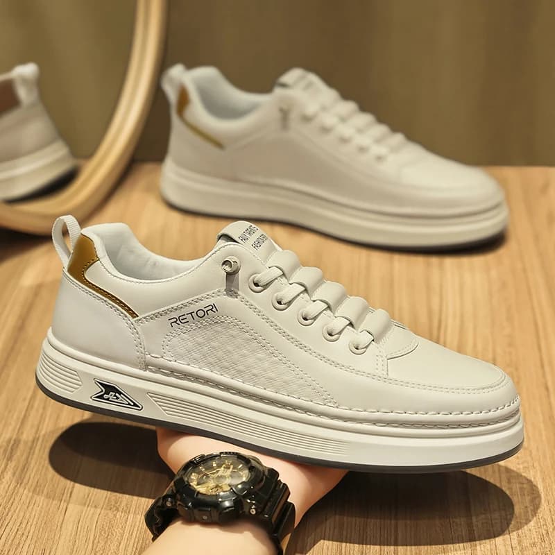 Tênis esportivo masculino branco com detalhes dourados, sola grossa e design de sola elevada