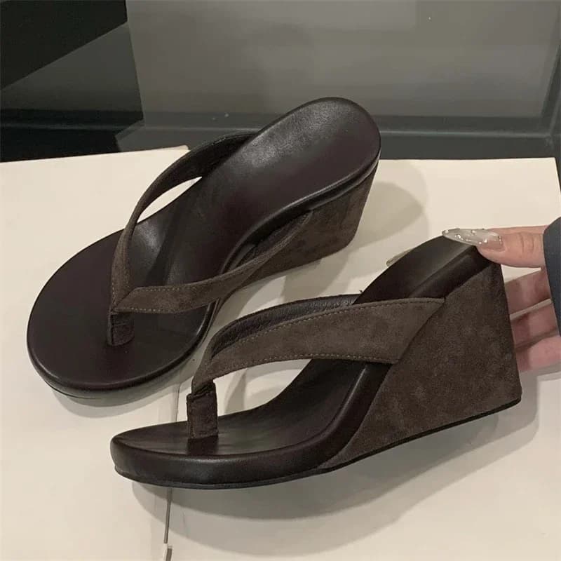 Sandálias de verão pretas e marrons com cunhas grossas em exibição