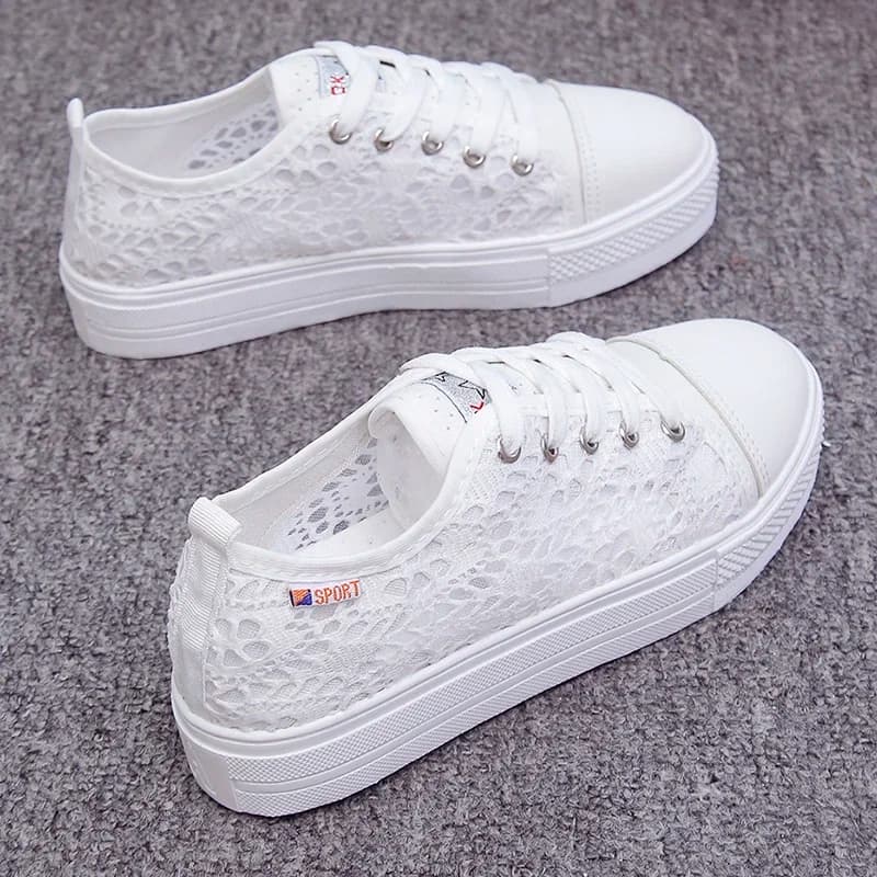 Tênis feminino branco com detalhes em renda respirável e sola plataforma, estilo casual para verão
