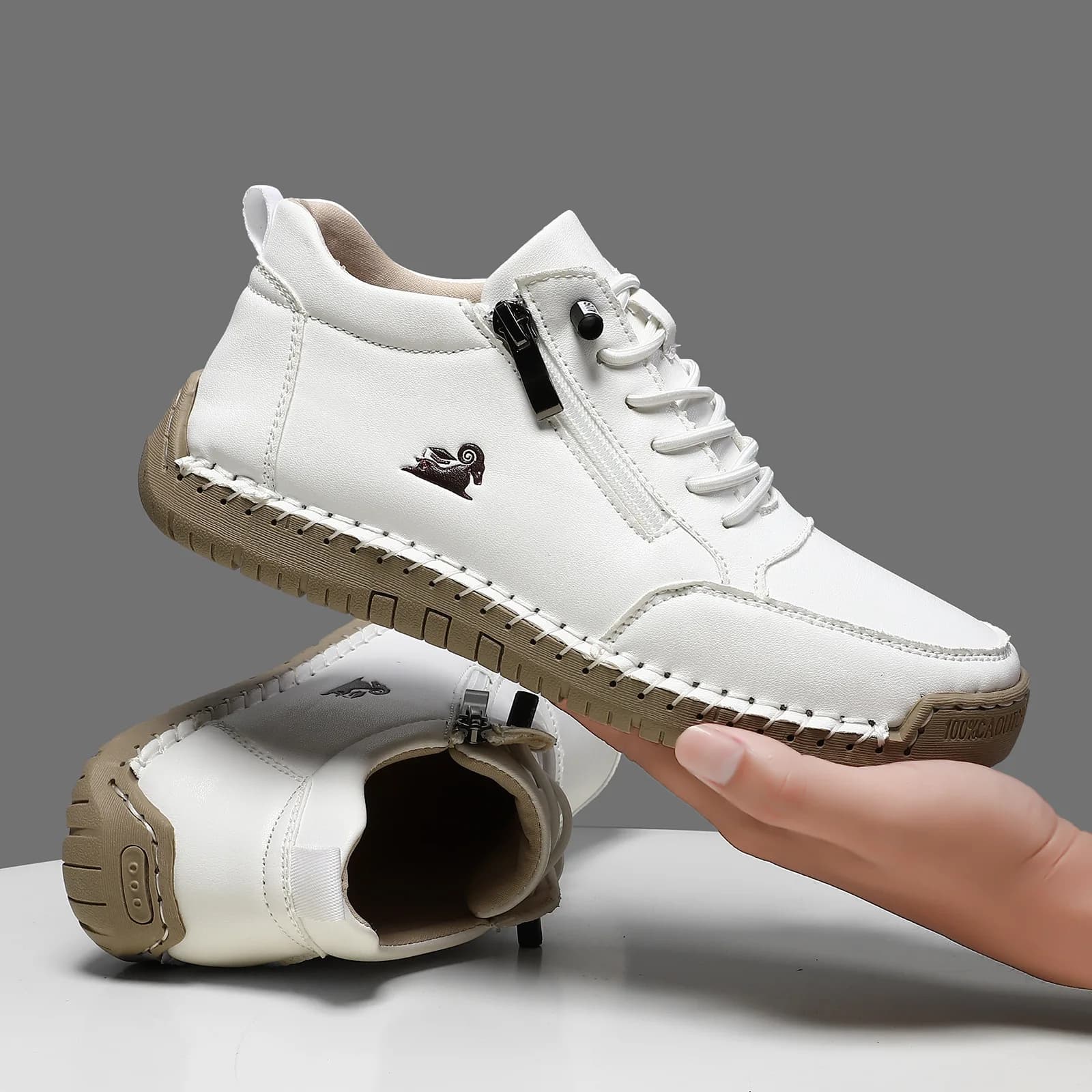 Tênis esportivo feminino branco com zíper lateral e sola marrom Cavalo de Tênis Novo 2025