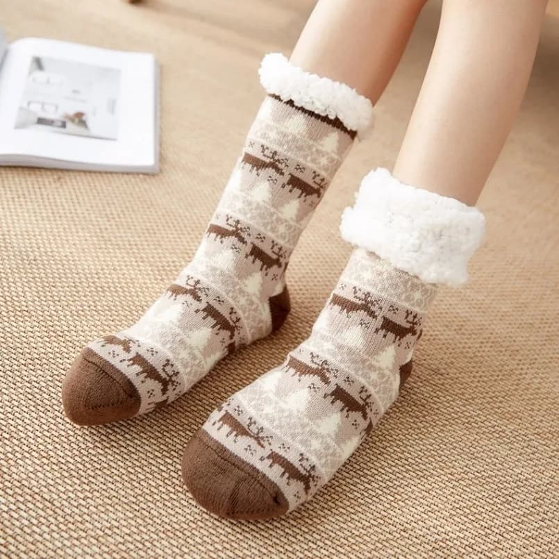 Meias femininas pelúcia antiderrapante com estampa de rena em tons marrons e creme