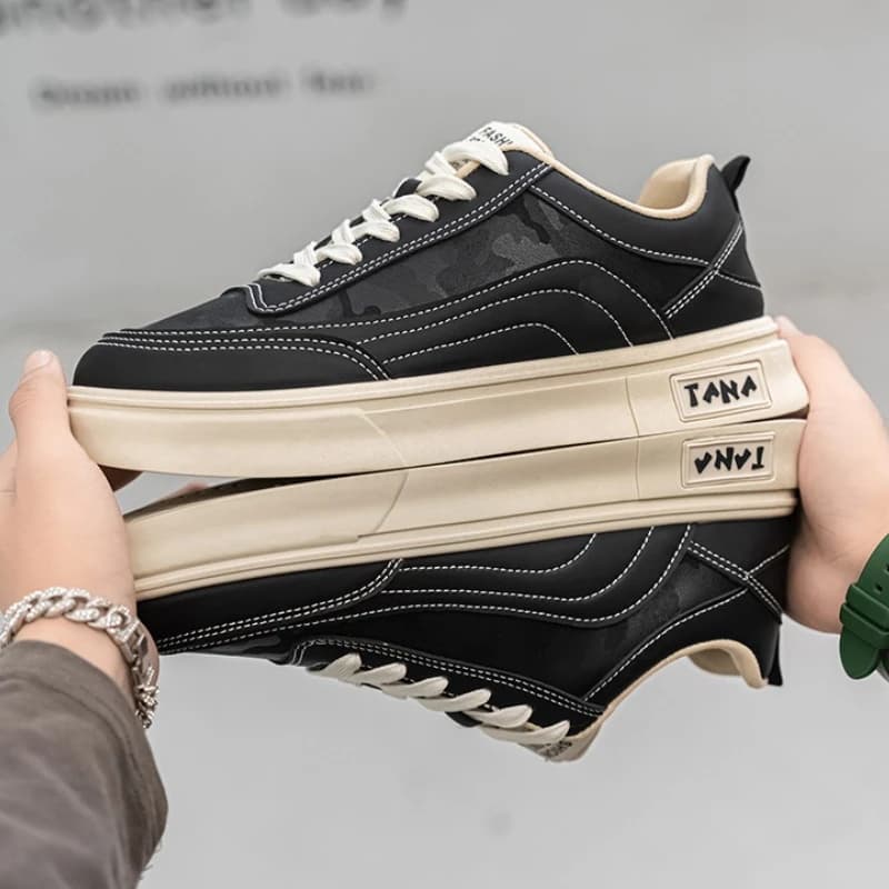 Tênis de skate masculino camuflado preto e bege com sola branca