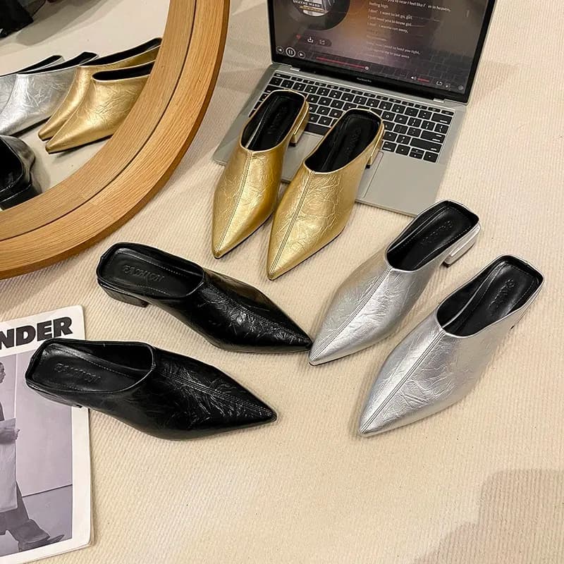 Sapatos de ponta fina para mulheres, estilo moderno, cores preto, dourado e prata.