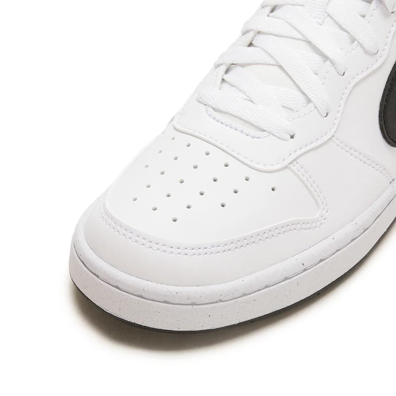 Detalhe do cabedal branco em couro sintético do tênis Nike Court Borough Low GS feminino