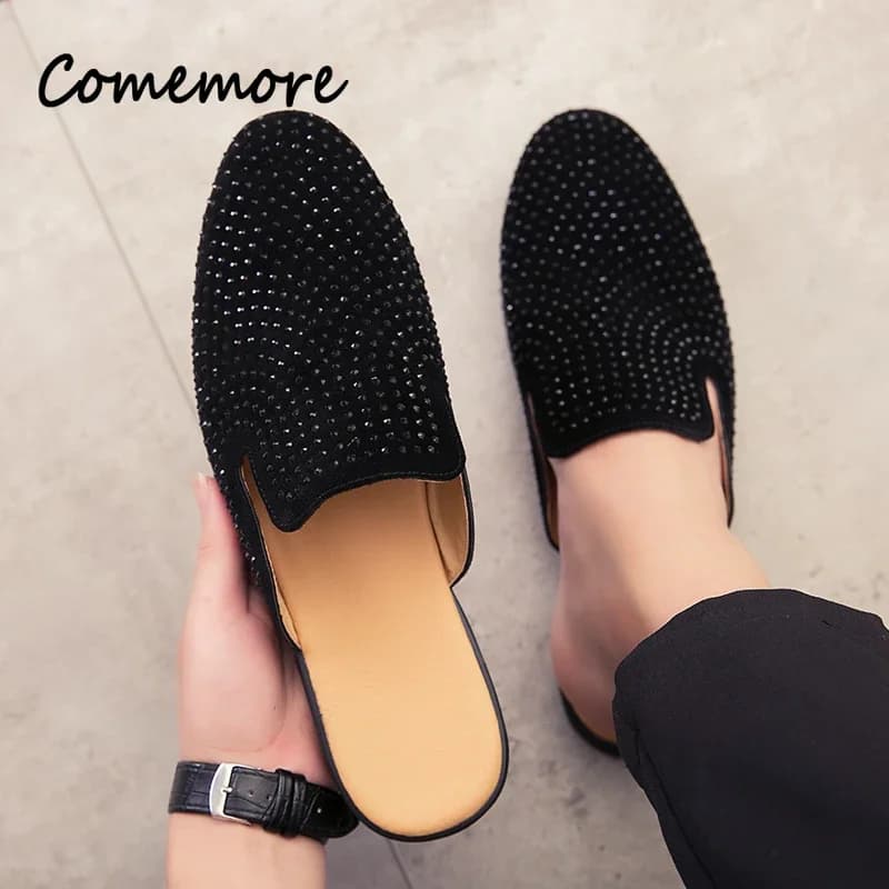 Sapato mule masculino Comemore preto com strass brilhante e interior em couro slip-on