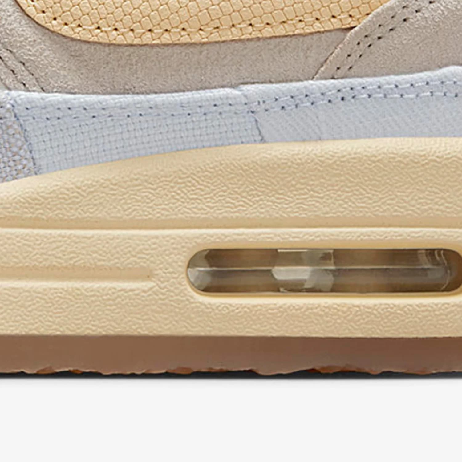 Detalhe da entressola bege com unidade Air visível do tênis esportivo Nike Air Max 1 feminino