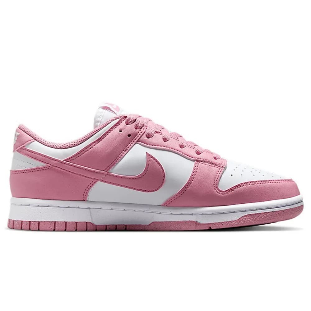 Tênis Nike Dunk Low Retro feminino rosa e branco em couro com design clássico