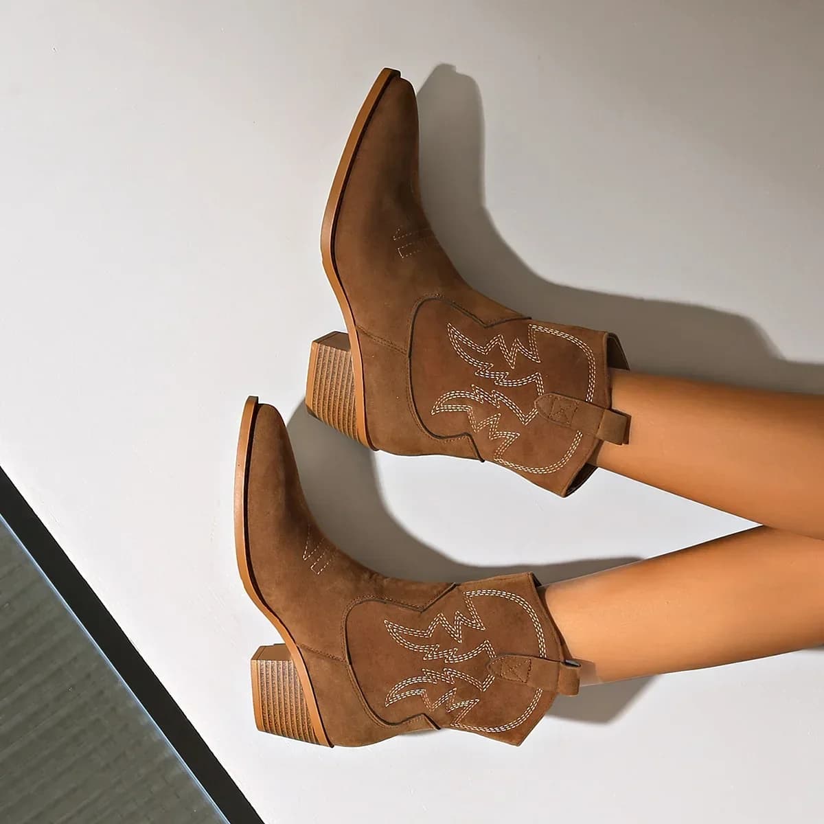 Novo bordado apontou toe sapatos de salto grosso botas cavaleiro retro deslizamento em botas curtas cowboy ocidental botas de mujer 2025