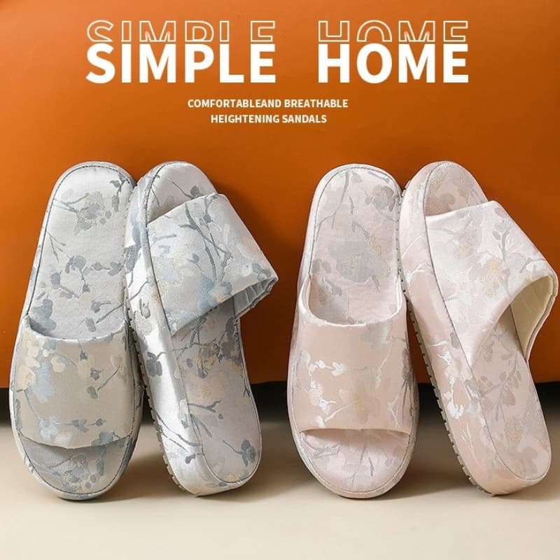 Chinelos de plataforma estilo chinês com estampa floral cinza e rosa pálido, sola grossa