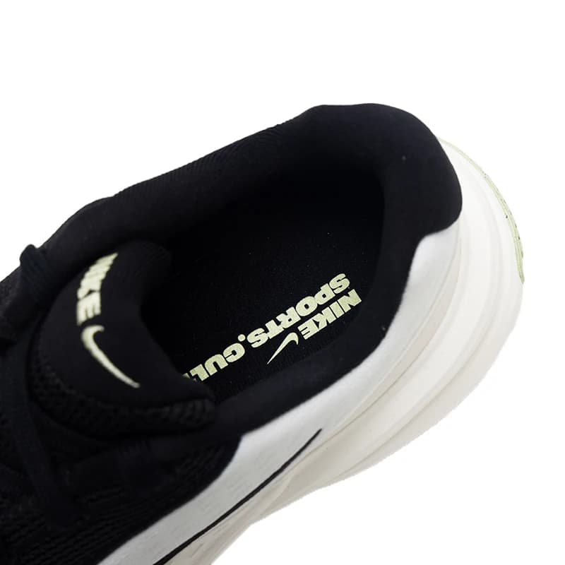 Interior do tênis Nike Uplift SC feminino com palmilha preta e logo Nike Sportswear em branco