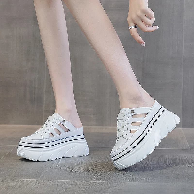 Sandália plataforma branca slip-on com sola anabela e acabamento em couro legítimo