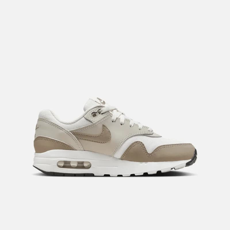 Nike Air Max 1 tênis feminino retro bege e branco com amortecimento a ar e logo Nike lateral