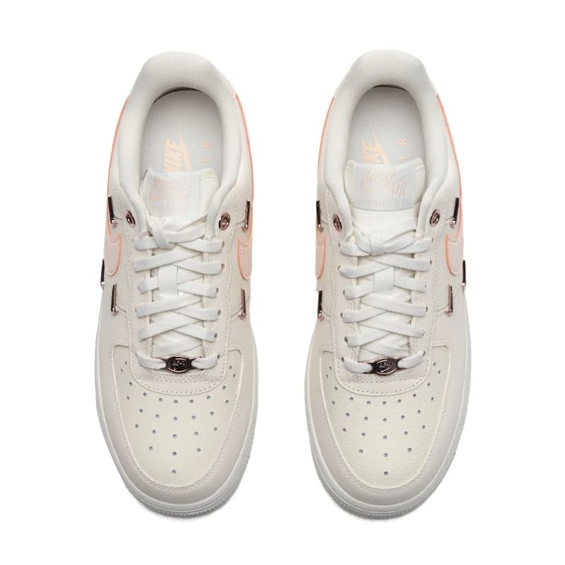 Vista superior do tênis Nike Air Force 1 Low feminino branco com detalhes rosa e cadarço branco