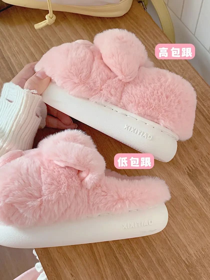 Vista lateral dos chinelos Feerldi Piggy Slippers rosa com sola branca antiderrapante