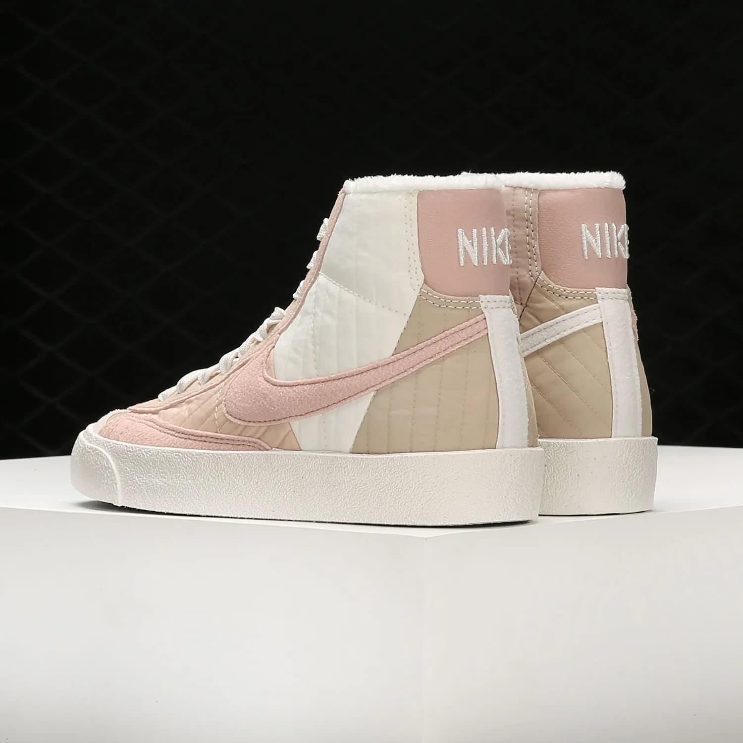 Tênis esportivo Nike Blazer Pioneer feminino cano alto rosa bege branco