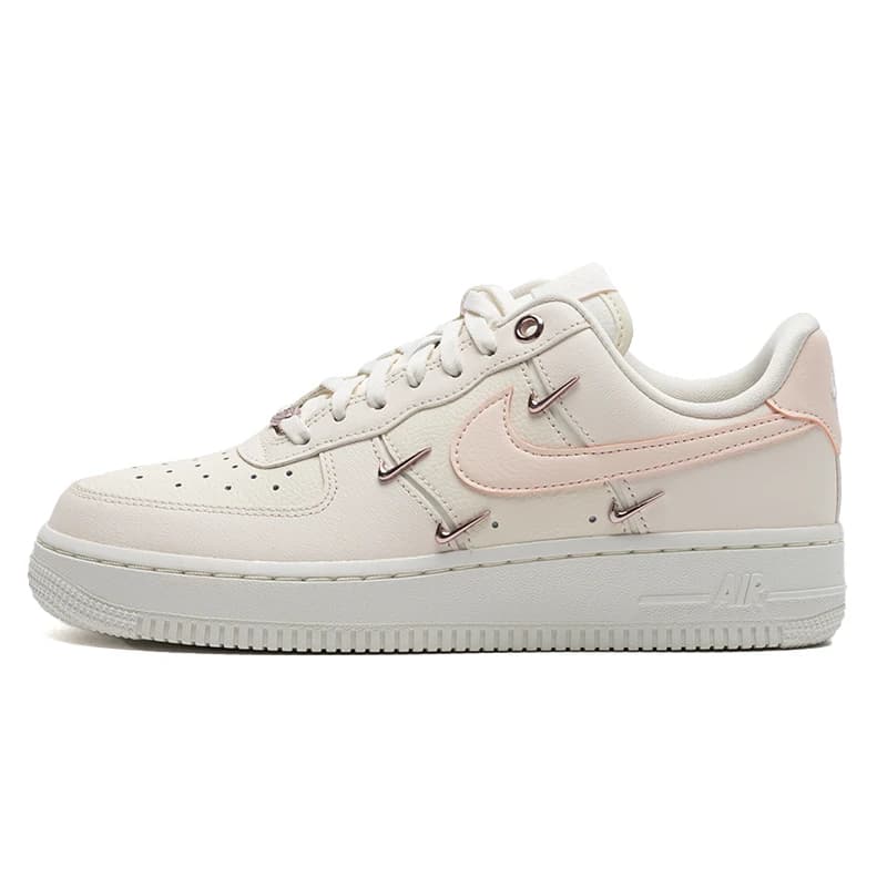 Tênis Nike Air Force 1 feminino rosa e branco, ângulo frontal e lateral, logotipo da Nike, sola branca com detalhes rosa.