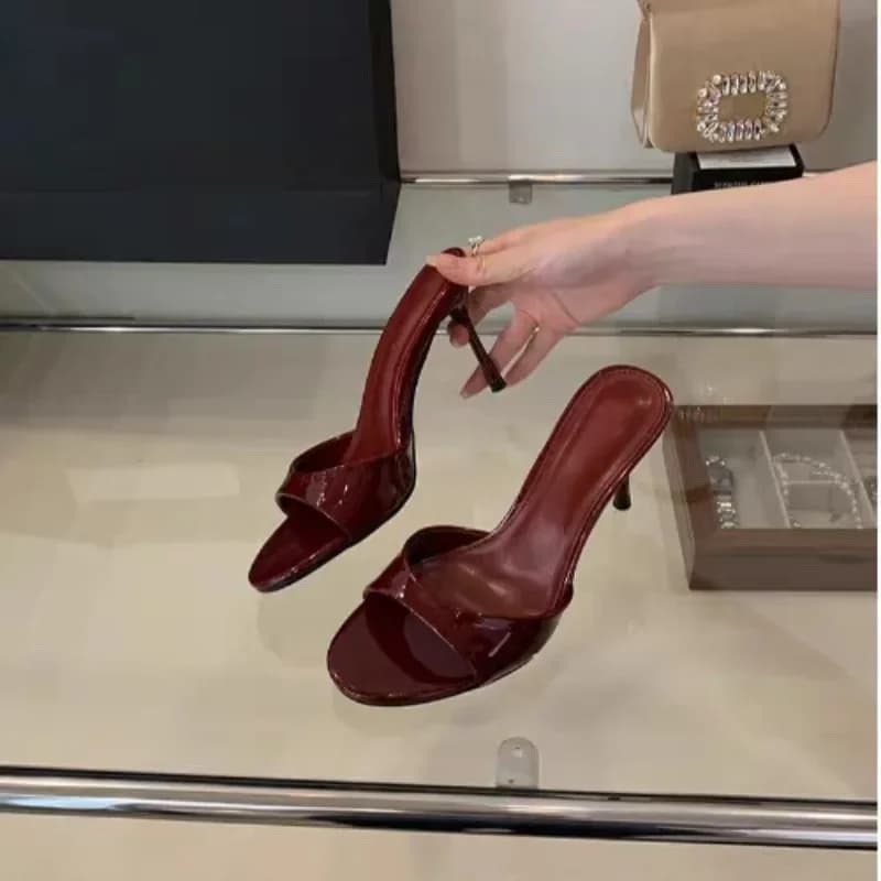 Sandália feminina vinho de salto alto em couro de patente com dedo aberto, estilo cavalo de tênis