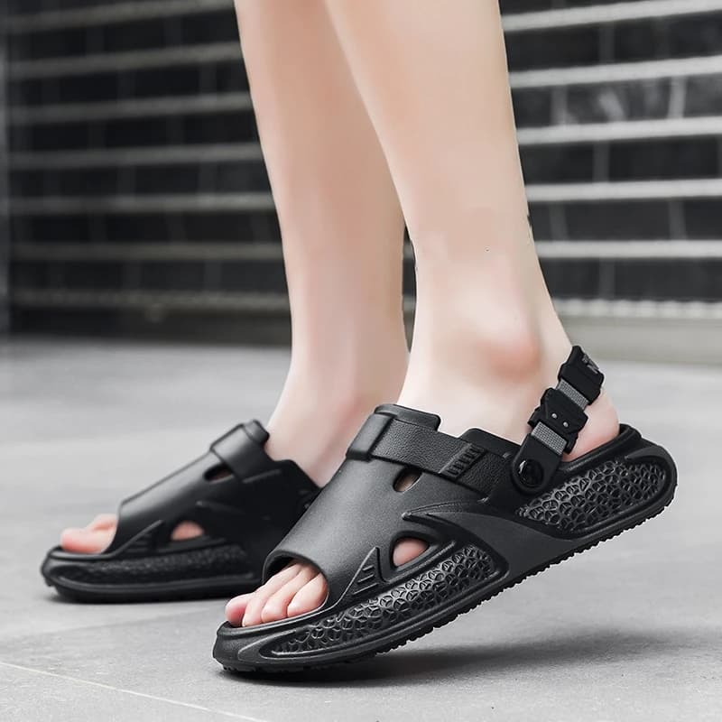 Sandália masculina preta em EVA macio com tiras ajustáveis e solado antiderrapante para uso diário