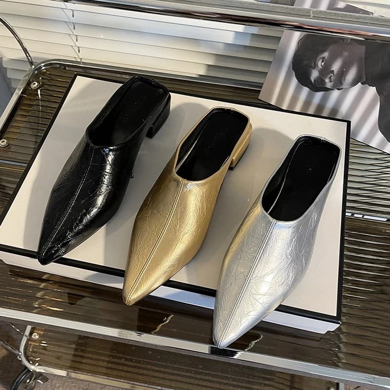 Sapatos de ponta fina para mulheres, estilo moderno, cores preto, dourado e prata.