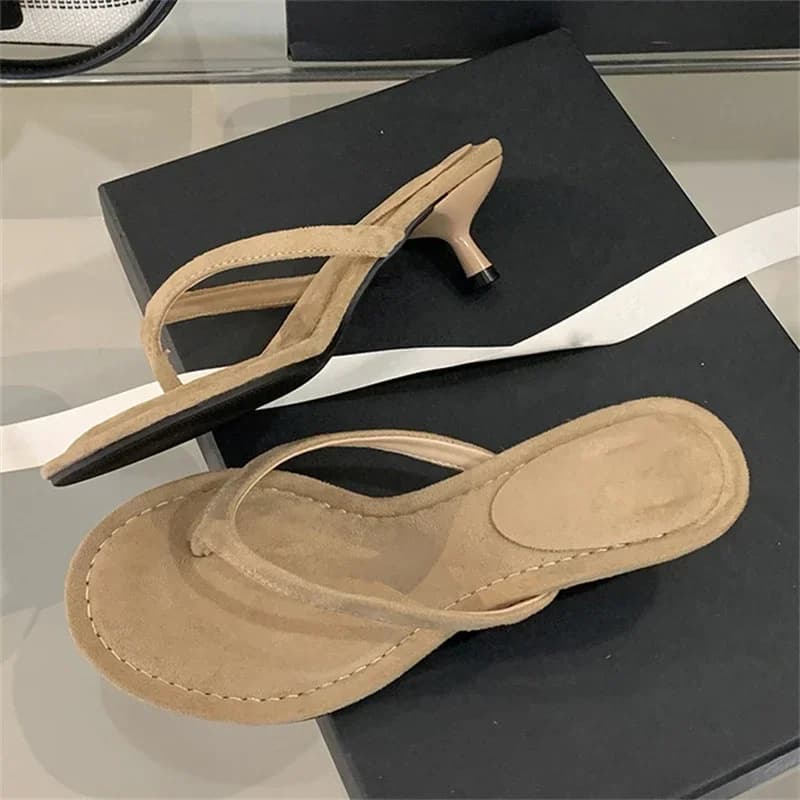 Sandália feminina Aneikeh 2026 bege em camurça com salto fino e design de clipe