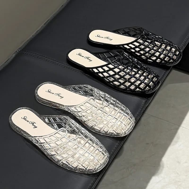 Chinelos femininos de verão respiráveis, sandálias femininas frescas de verão, sandálias brilhantes, planas, vazadas, versáteis, com capuz, para mulheres.