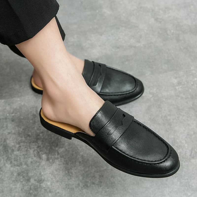 Mule masculina preto com sola amarela e tira de couro com fivela