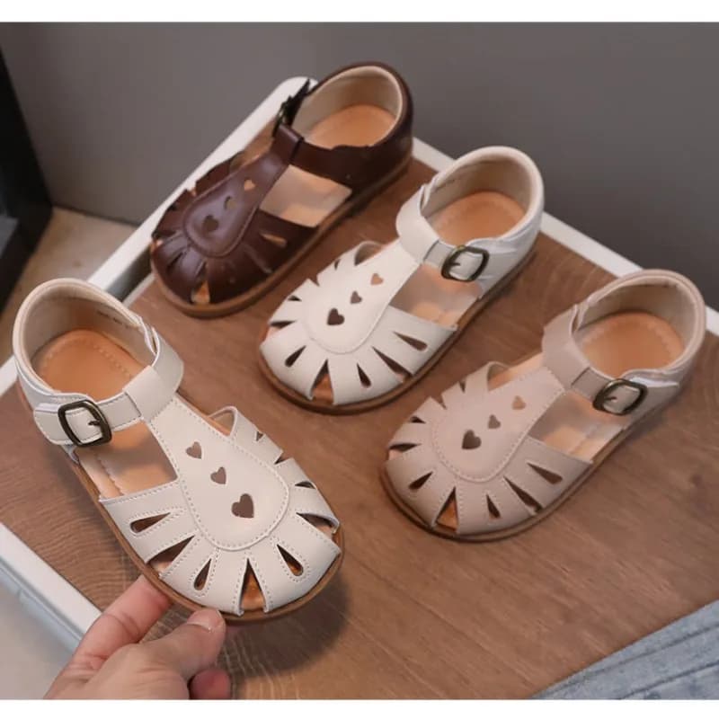 Sapatos de princesa em forma de coração para bebês, sandálias de praia infantis, sapatos de jardim infantil, sandálias recortadas, moda Lolita, verão