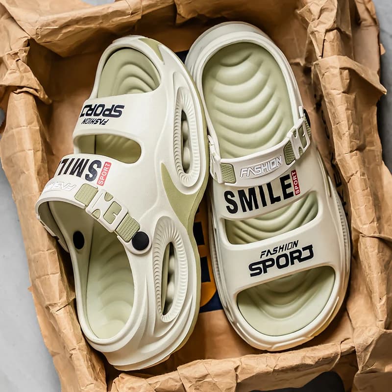 Sandálias masculinas brancas de praia com sola ventilada e design esportivo com palavras SMILE e FASHION SPORT