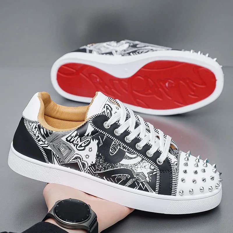 Tênis casual masculino com spikes e gráfico abstrato em preto e branco