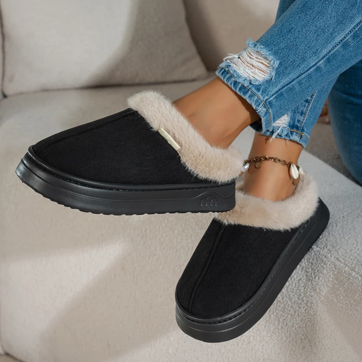 Pantufa feminina preta com pelúcia bege clara e sola antiderrapante para uso doméstico quente