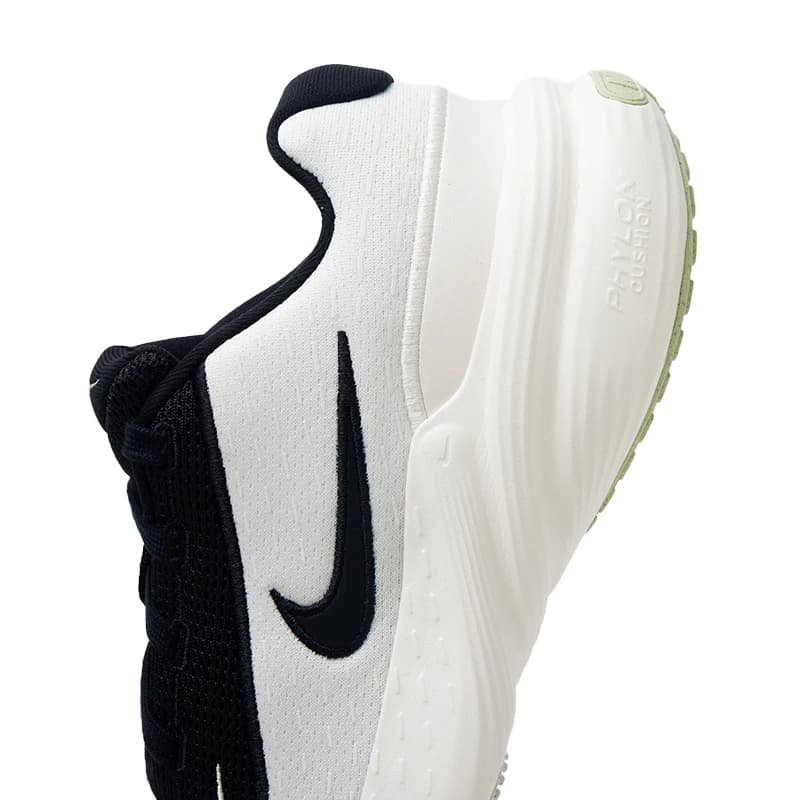Lateral do tênis Nike Uplift SC feminino em mesh branco e preto com logo Nike preto e sola Playlon Cushion