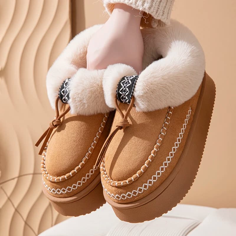 Chinelo feminino plataforma Inverno Furry Slides marrom com pelúcia e detalhe em fivela