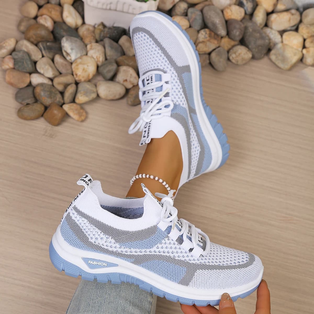 Tênis casual feminino branco e azul claro com solado antiderrapante e design respirável
