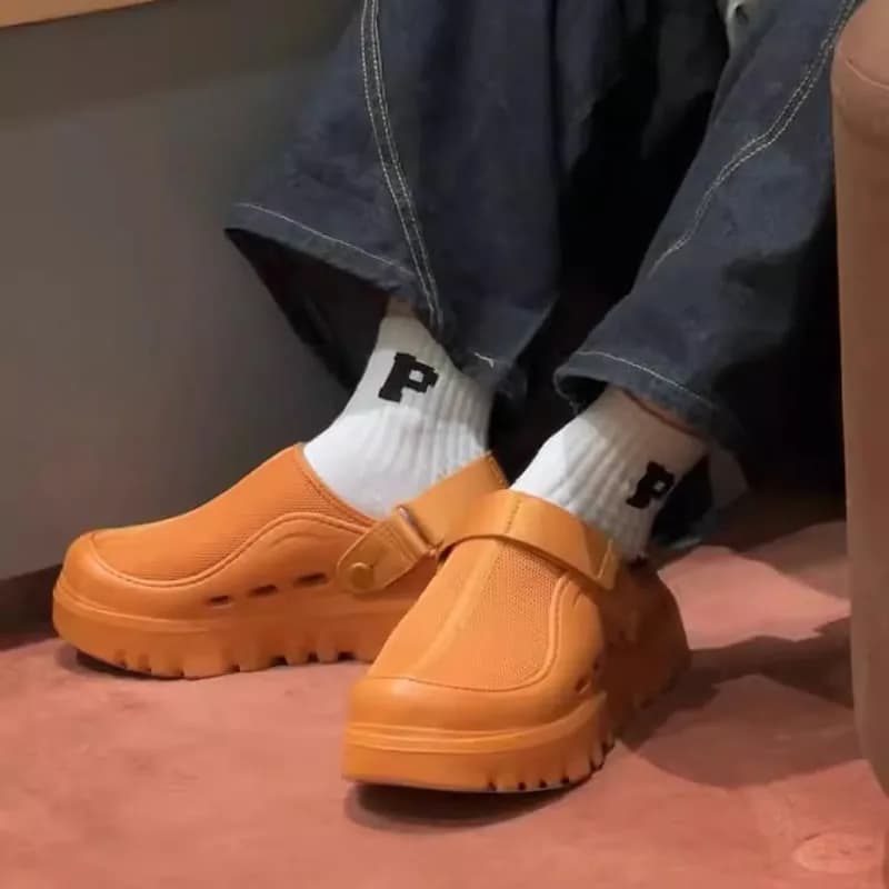 Sandália mule cavalo de tênis laranja com fechamento em fivela, estilo casual e solado antiderrapante