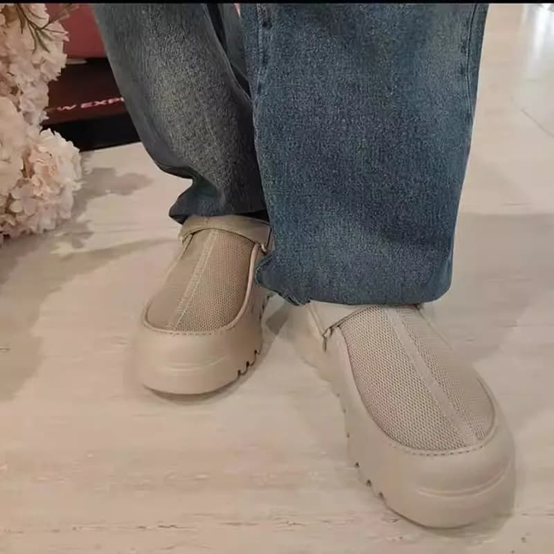 Cavalo de tênis mesh mule bege usado com jeans, design casual com fechamento em fivela
