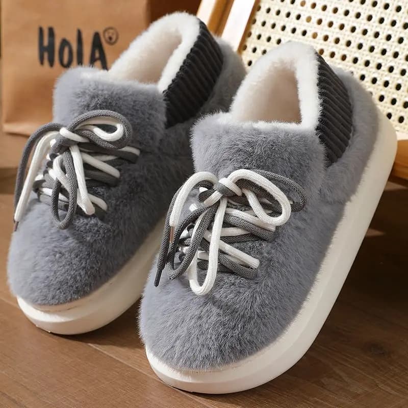 Chinelos de algodão cinza macio com cadarços cinza e branco e solado branco antiderrapante