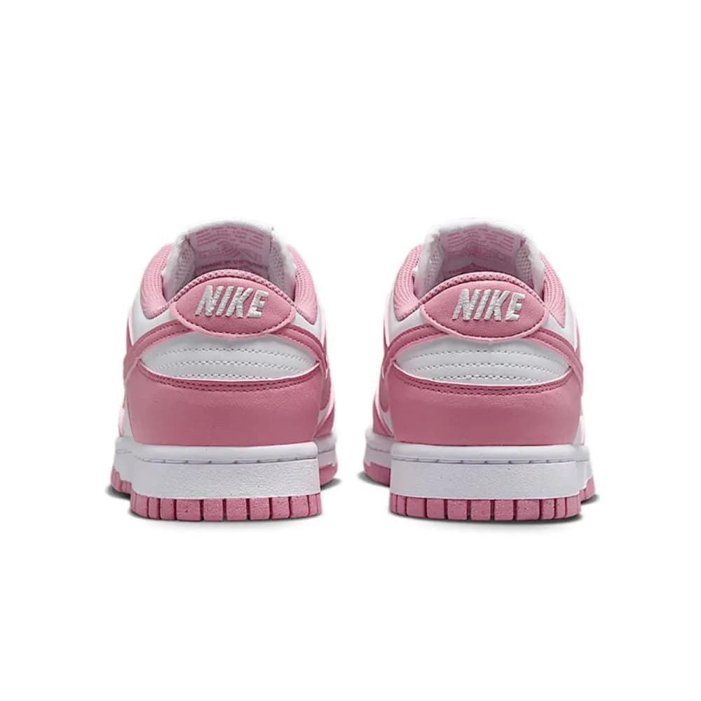 Tênis Nike Dunk Low Retro feminino rosa e branco vista traseira com logo Nike bordado