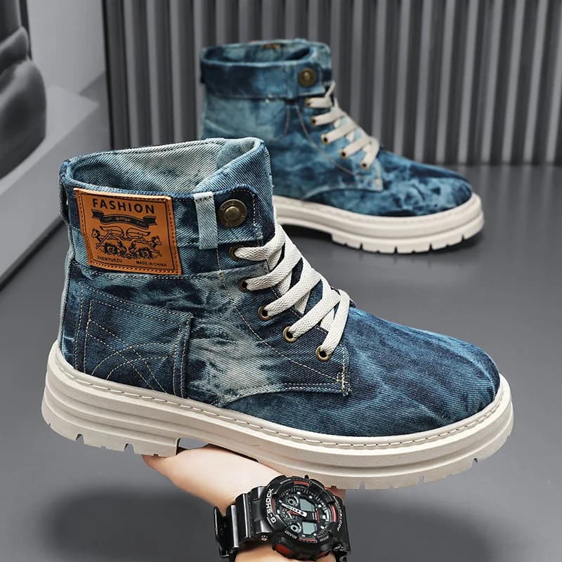 Tênis Masculino Cano Alto Azul com Sola Branca e Crachá de Couro