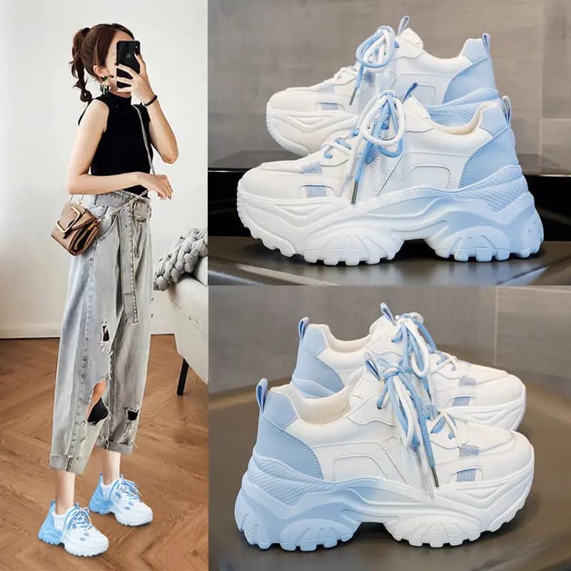 Tênis feminino branco e azul com solado grosso e design de renda
