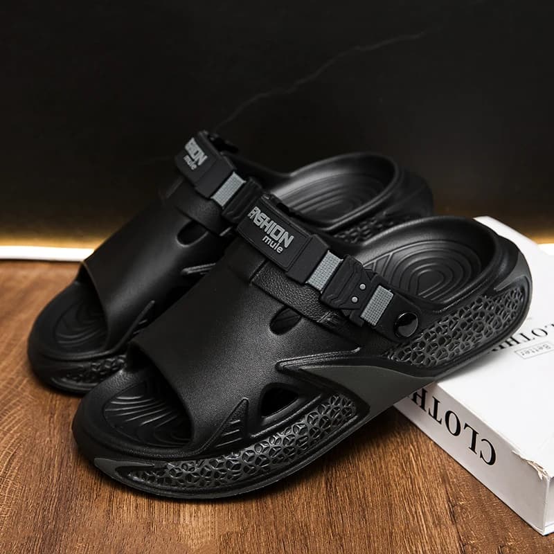 Par de chinelos masculinos de verão com design ergonômico e sola texturizada, cor marrom.