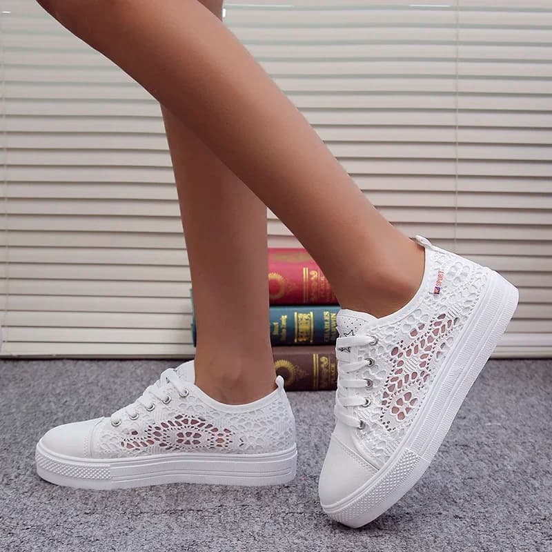 Sapatos femininos brancos com renda e recortes, design casual e confortável para uso no verão